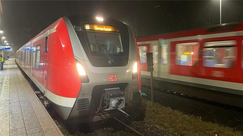 Streckensperrung im Kreis Stade sorgt für Behinderungen im Bahnverkehr Auch nach der Wiederaufnahme des Zugverkehrs kam es zu weiteren Verzögerungen, wartende S-Bahnen mussten wieder eingereiht werden.
