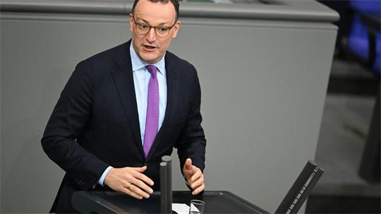Auch nach seinem Rücktritt von der Spitze der Fraktion bleibt Spahn Abgeordneter im Bundestag - auch als neues Mitglied im Haushaltsausschuss.