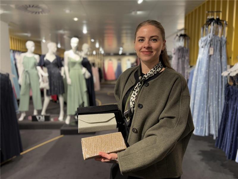 Was zieh’ ich an? Tipps aus dem Modehaus Mohr für die Stader Ballnacht Auch passende Accessoires sind wichtig. Die Handtasche darf auf keinen Fall zu groß sein.