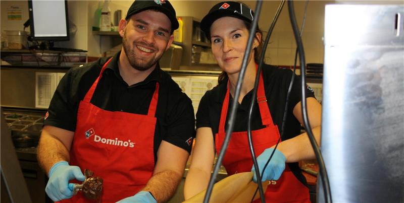 Auch privat Pizza-Fans: Filial-Inhaber Björn Helck und Freundin Andrea in der Küche. Fotos Andrae