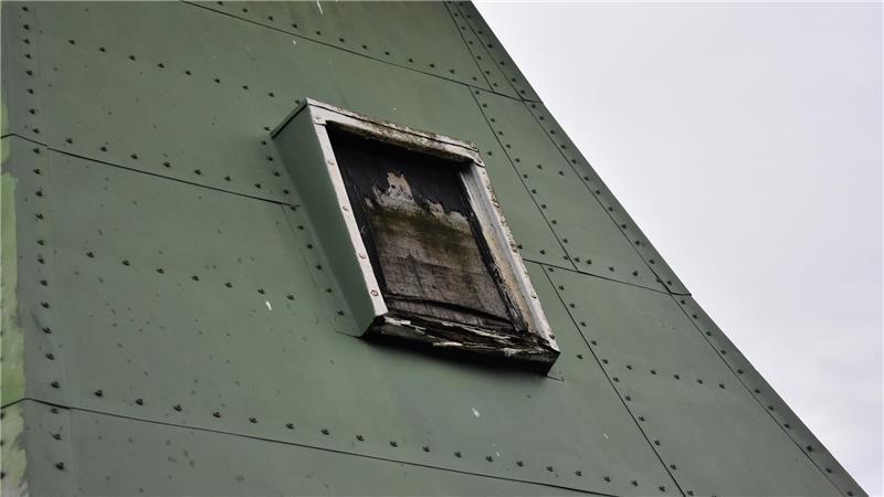 Ein marodes Fenster am Achtkant der Venti Amica.