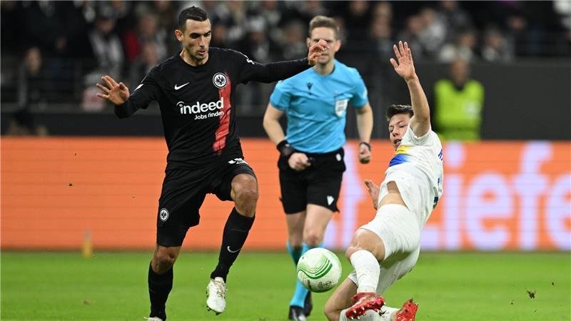 Auch schon gegen deutsche Mannschaften aktiv: Mathias Rasmussen (r) im Trikot von Union Saint-Gilloise im Conference -League-Spiel bei Eintracht Frankfurt. (Archivbild)
