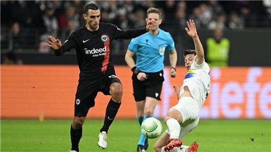 Auch schon gegen deutsche Mannschaften aktiv: Mathias Rasmussen (r) im Trikot von Union Saint-Gilloise im Conference -League-Spiel bei Eintracht Frankfurt. (Archivbild)