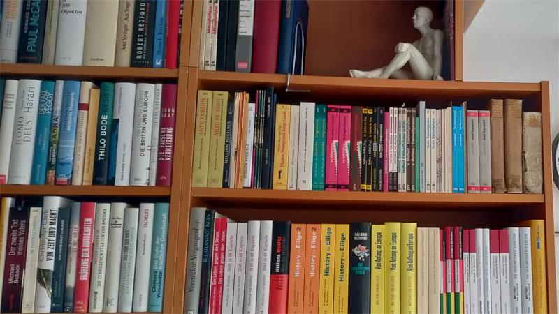 „Eine Stunde History“: Erfolgspodcast erzählt Geschichte in über 500 Folgen Auch seine eigenen Sachbücher stehen in einem Regal im Arbeitszimmer: 30 Bücher hat der promovierte Historiker insgesamt veröffentlicht.
