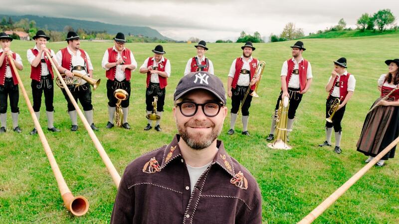 Mark Forster glaubt an die Kraft der Fußball-EM Auch sie stimmen auf die EM mit ein: Alphornbläser in Mark Forsters Video zu „Wenn du mich rufst“.
