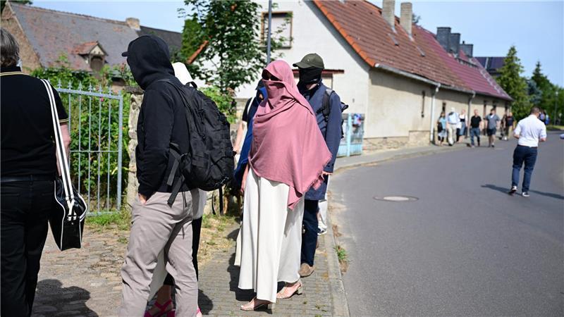 Auch so reisen Teilnehmer zum „Sommerfest“ in Schnellroda an.