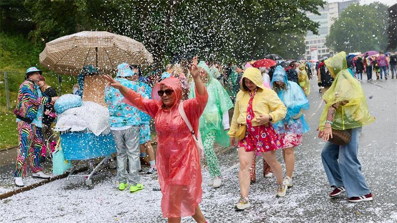 Auch typisches Hamburger Schietwetter konnte den Schlagerfans nichts anhaben.