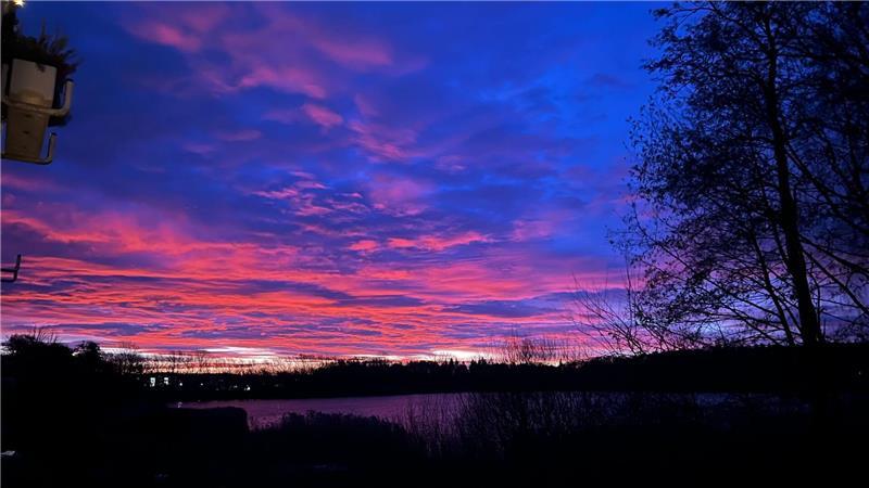Auch über Kiel war der Himmel bläulich-rot zu sehen.