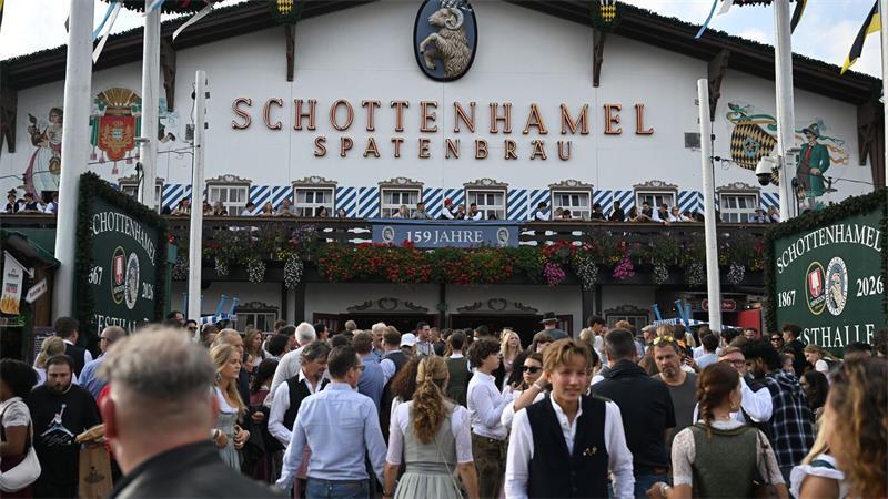 Gerichtsbeschluss: Vergabe der Wiesn-Zelte war rechtmäßig Auch um die Schottenhamel-Festhalle, in der traditionell das erste Fass angestochen wird, wurde gestritten. (Archivbild)