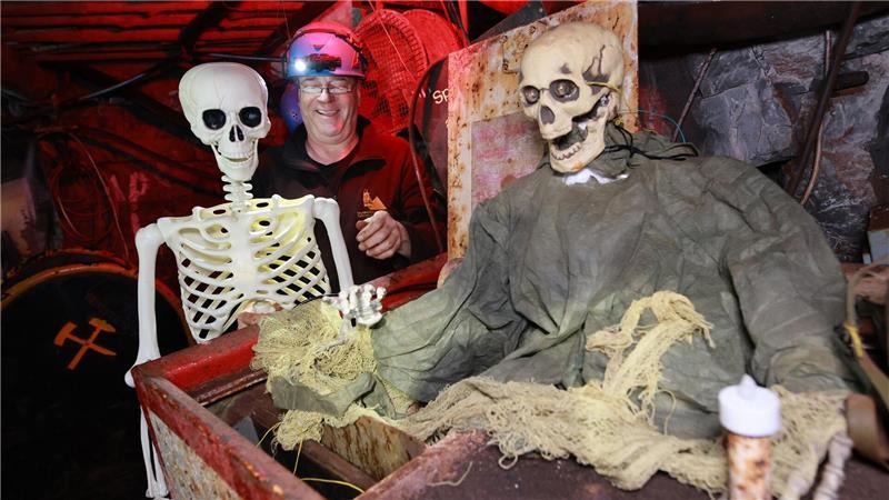 Auch unter Tage ist jetzt Gruselzeit: Im Besucherbergwerk Röhrigschacht Wettelrode werden Geister-Figuren für Halloween installiert. 