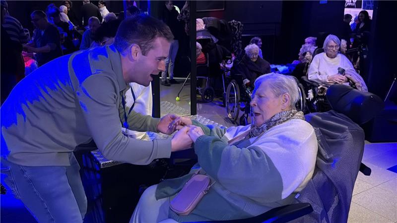 Vom Altersheim auf den Dancefloor Auch viele Bewohnerinnen und Bewohner im Rollstuhl feiern im Club mit. Eine von ihnen ist Charline Bar.
