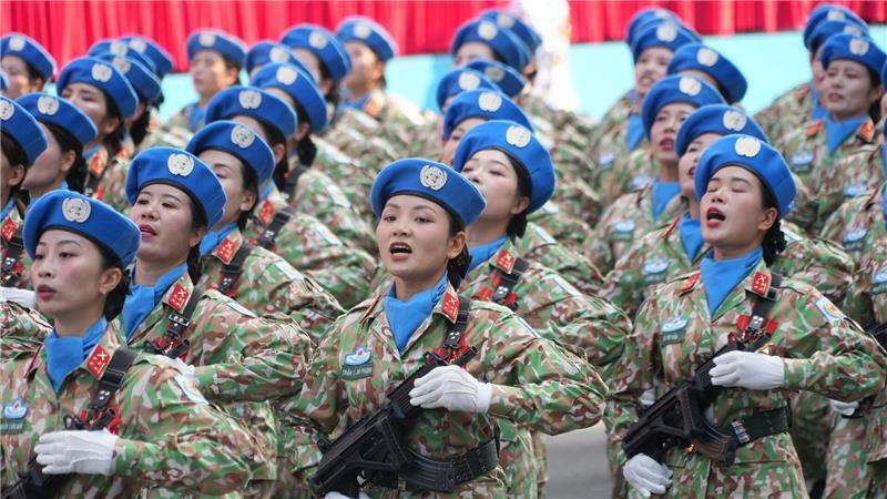 Vietnam feiert 50 Jahre Kriegsende - riesige Militärparade Auch viele Frauen nahmen an der Parade teil.