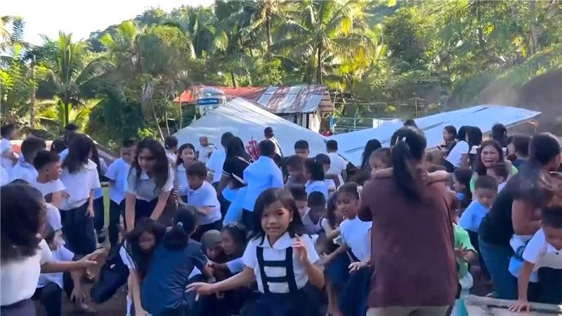 Tote und Verletzte bei schwerem Erdbeben auf den Philippinen Auch viele Schüler waren von dem Beben betroffen.
