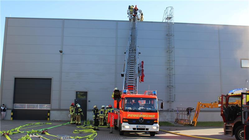 Feuer im CFK Nord: So plant Stades Ortsbrandmeister das Horrorszenario Auch vom mehr als zehn Meter hohen Dach einer Halle mussten Feuerwehrleute in Stade bei der Großübung Menschen retten.