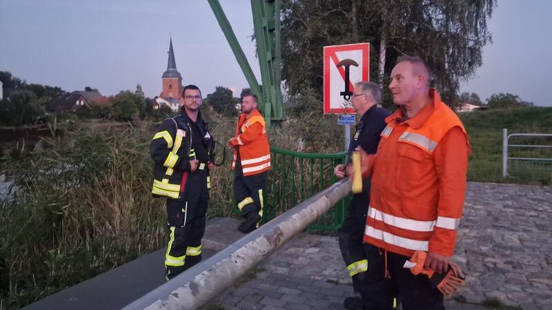 Kadaver schwimmt in der Oste - Große Suchaktion Auch von Land aus wird Ausschau gehalten und gesucht.