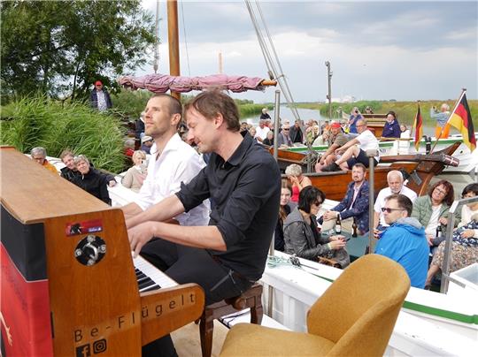 Auch von einem Regenschauer kurz vor Konzertbeginn ließen sich die wetterfesten Konzertbesucher nicht abschrecken und kraxelten erwartungsvoll in die Börteboote: Das Musiker-Duo aus Andreas Güstel und Julian Eilenberger hatte zwei Klaviere 