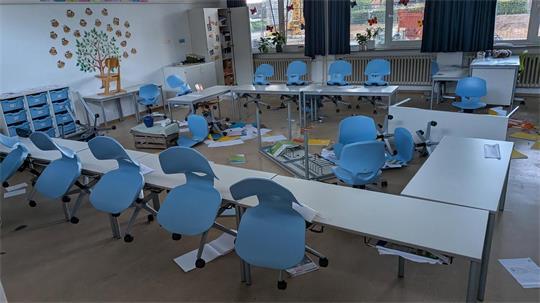 Auch vor Unterrichtsmaterialien wurde kein Halt gemacht. Diese verteilten sich im Klassenraum.