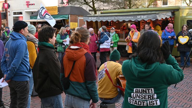 Auch vor dem Rathaus trat die Bunter-Block-Buxtehude-Gruppe mit ihrem Lügomaten-Einakter auf.