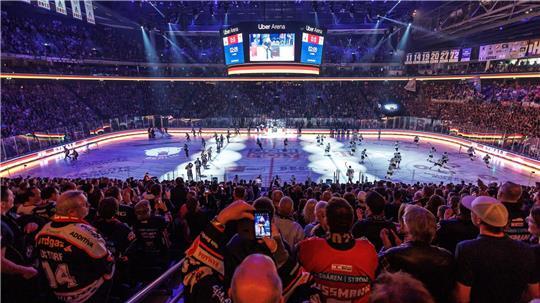 Auch vor den Spielen gedenken die Eisbären Berlin ihres verstorbenen Teamkollegen Tobias Eder.