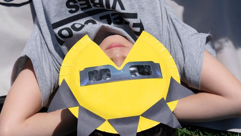 Millionen Menschen sehen totale Sonnenfinsternis Auch vor der National Mall in Washington trifft man sich, um die totalen Sonnenfinsternis zu sehen.