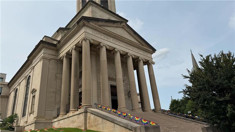 Angst, Widerstand - Wie Transpersonen unter Trump leben Auch vor einige Kirchen in Washington ist Regenbogen-Dekoration zu sehen.