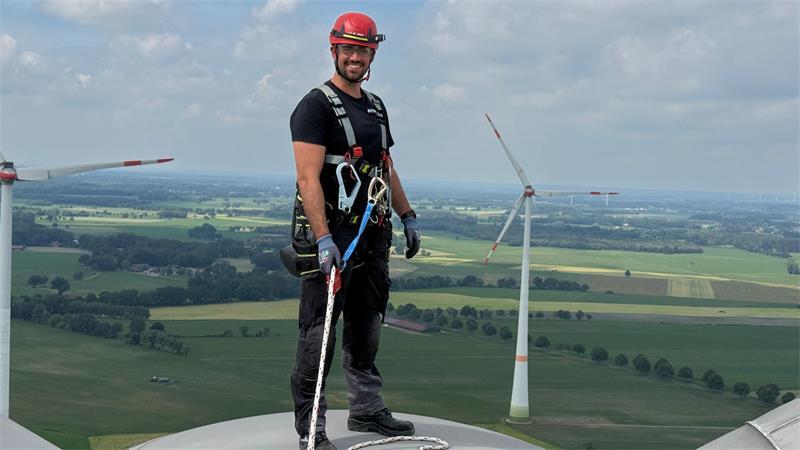 Auch wegen der Aussicht - Jonas Günzel liebt seinen Job.
