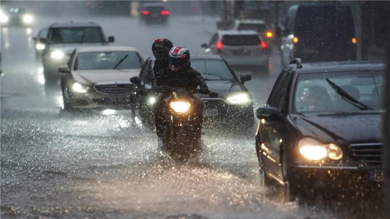 Überflutungen im Kreis Stade: So kommen Sie sicher durch Starkregen Auch wenn Aquaplaning bei Motorrädern erst später einsetzt als bei Autos, sollte man frühzeitig das Tempo drosseln.