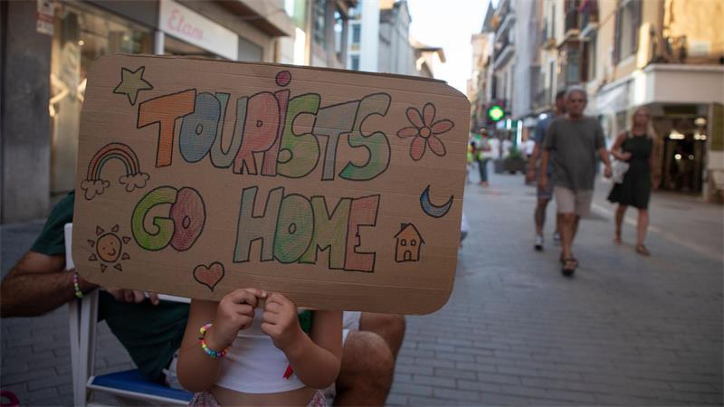 Erneute Demonstration gegen Massentourismus auf Mallorca Auch wenn Einheimische „Tourist go home“ schilder hochhalten, haben sie nichts gegen Urlauber an sich, sondern demonstrieren gegen die Folgen des Massentourismus für ihr alltägliches Leben: knapper und sehr teurer Wohnraum sowie die Ballung von zu vielen Menschen auf begrenztem Raum.