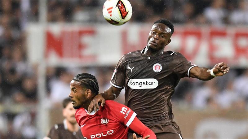 FC St. Pauli stoppt Wolfsburg: 1:0 nach Fujita-Tor Auch wenn St. Paulis Abdoulie Ceesay diesmal über Wolfsburgs Cleiton steht, das Spiel des FC St. Pauli gegen VfL Wolfsburg war ein Kampf auf Augenhöhe.