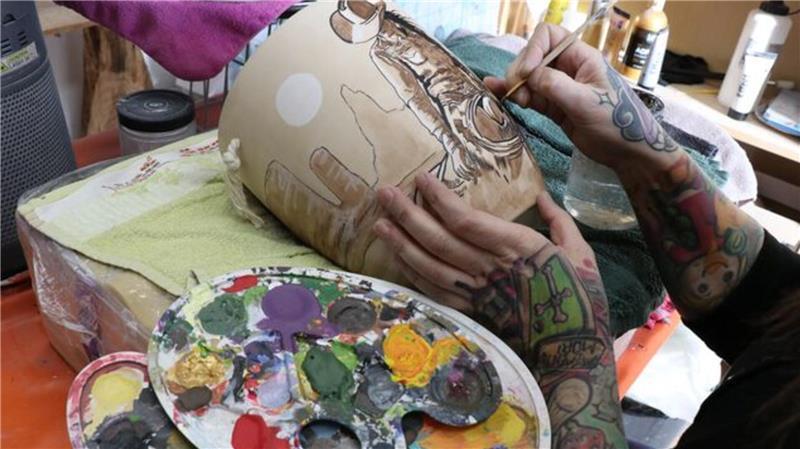 Auch wenn bestimmte Motive mittlerweile mit technischer Hilfe reproduziert werden können, erfüllt Ina Merz nach wie vor individuelle Wünsche und lässt ihrer Kreativität freien Lauf.