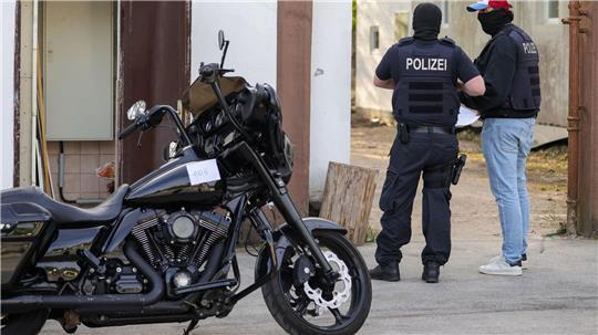 Auch wenn das „Chapter“ in Leverkusen im Fokus stand, durchsuchten die Beamten Wohnungen und Geschäftsräumen von Vereinsmitgliedern und Unterstützern in ganz NRW. 