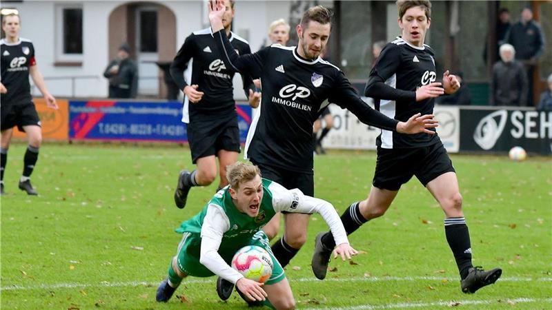 Heeslingen hat das Abenteuer Regionalliga fest im Blick Auch wenn der Heeslinger Max Ratzeburg in dieser Szene strauchelt, hatte der HSC, wie hier gegen Pattensen, im November eine erfolgreiche Serie,Foto: Demmer