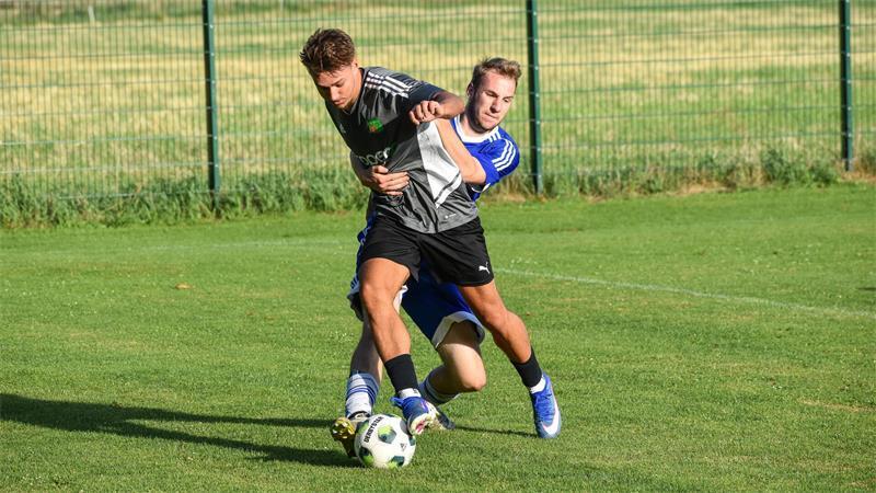 Auch wenn der reguläre Amateurfußballbetrieb Pause hat und Spaß beim Aue-Pokal im Vordergrund steht: Die Teams - wie hier Kakerbeck (graue Trikots) und Ottendorf (blau) - schenken sich auf dem Platz nichts.