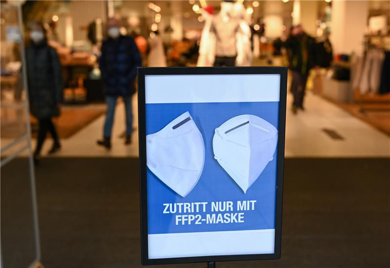 Auch wenn die Corona-Regeln wohl bald gelockert werden: Die Maskenpflicht dürfte noch eine Weile erhalten bleiben. Foto: Arne Dedert/dpa