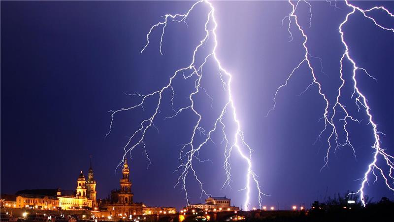 Auch wenn dieser Blitz über Dresden beeindruckend aussieht - die Stadt liegt im Ranking nur auf Platz 331. (Archivbild)