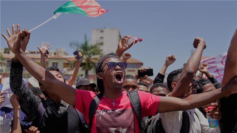 Auch wenn einige Menschen in Jubel ausbrechen - der Putsch markiert einen Bruch mit der verfassungsmäßigen Ordnung.