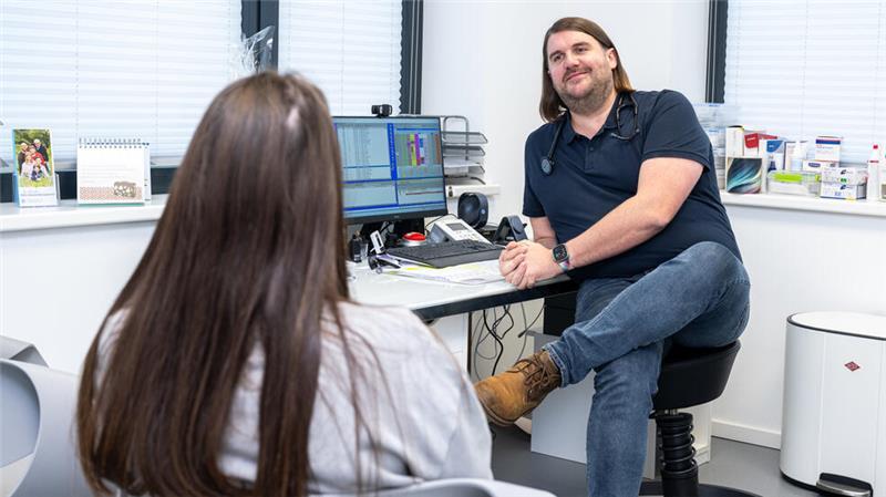 Allgemeinmediziner berichtet: Was die Arbeit als Hausarzt ausmacht Auch wenn er die Arbeit in der Klinik anfangs vermisst hat - mittlerweile schätzt Hausarzt Jens Lassen sehr, dass seine eigene Praxis zu viel Arbeitszufriedenheit führt.