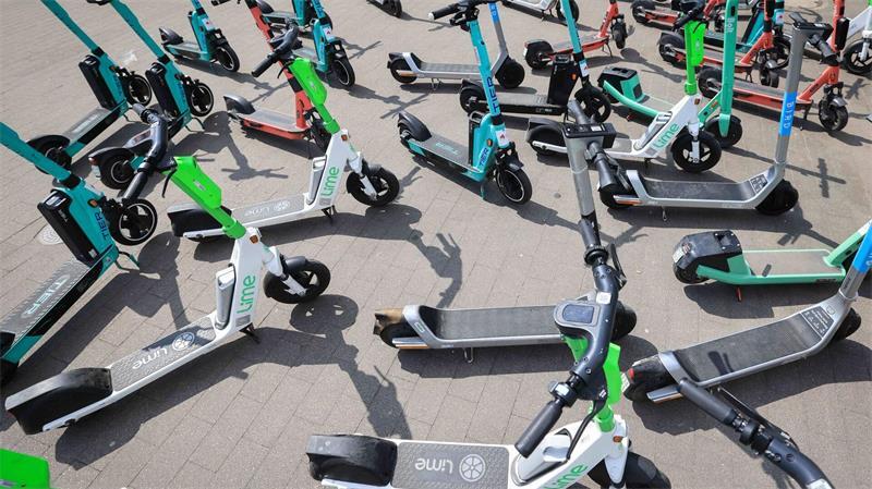 Auch wenn es sich in Großstädten nicht unbedingt so anfühlt: Die Zahl der zur Miete angebotenen E-Scooter ist zuletzt gesunken. (Archivbild)