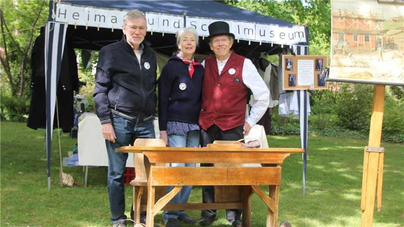 Himmelpforten: Alle samt feierten die Vereine ein fröhliches Fest Auch wenn es so aussehen könnte: Nachsitzen müssen die Besucher beim Team des Heimat- und Schulmuseums Himmelpforten - bei Stefan Labudde (von links), Antje Carsten und Peter Carsten - nicht.