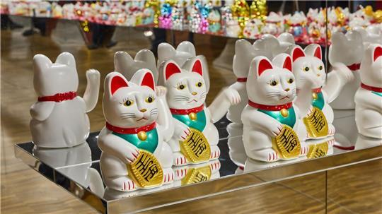 Auch zahlreiche Maneki-neko-Winkekatzen gibt es in der Hamburger Ausstellung zu sehen.