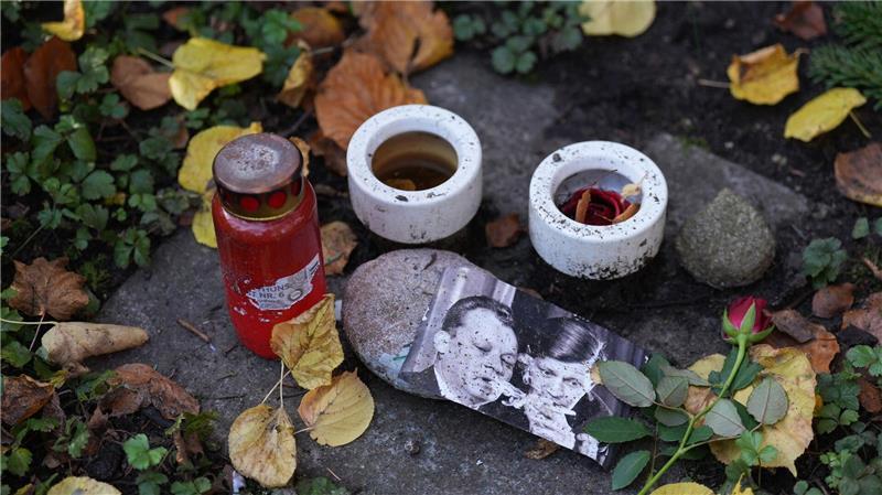 Altkanzler Schmidt - „So einen wie den bräuchten wir heute“ Auch zehn Jahre nach dem Tod des Alt-Kanzlers legen Menschen Dinge zu seinem Gedenken am Grab nieder.