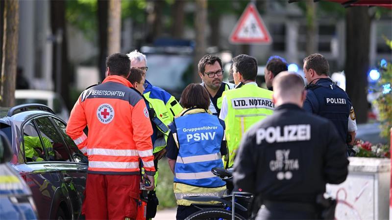 Tödliche Attacke in Bank - Spezialkräfte fassen Angreifer Auch zur psychosozialen Notversorgung waren geschulte Kräfte vor Ort.