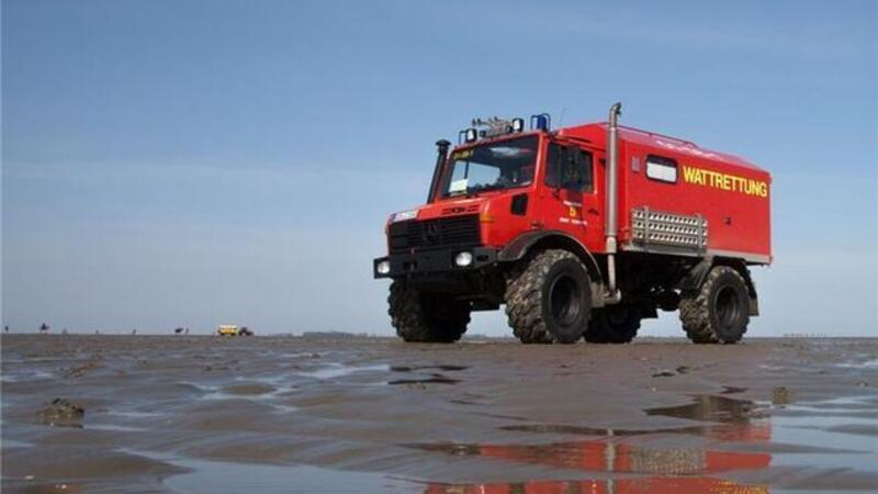 Ein Unimog steht im Watt.