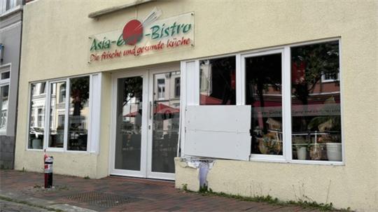 Auch zwei Wochen nach dem Unfall am Buxtehuder Ostfleth sind die Schäden an der Fassade des Imbisses gut zu erkennen.
