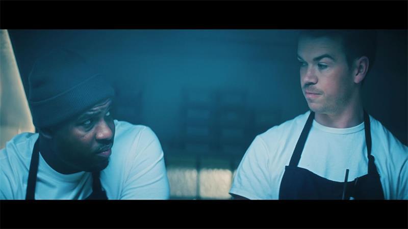 Auch zwischen Dessertkoch Marcus (Lionel Boyce, links) und seinem Kollegen und engen Vertrauten Luca (Will Poulter) ist das Verhältnis plötzlich angespannt.