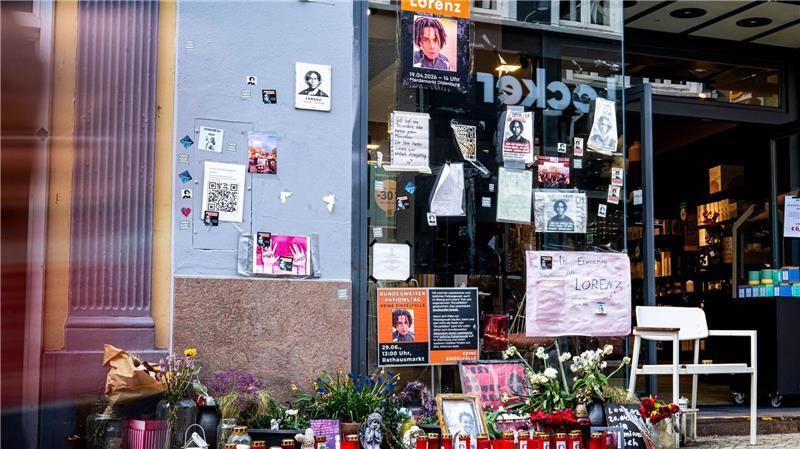 Auch zwölf Monate nach den tödlichen Schüssen auf Lorenz legen Menschen Blumen, Kerzen und Plakate am Tatort nieder. (Archivbild)