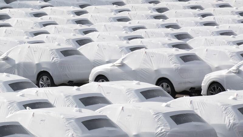 Audi-Fahrzeuge des Volkswagen Konzerns stehen im Hafen von Emden zur Verschiffung bereit.