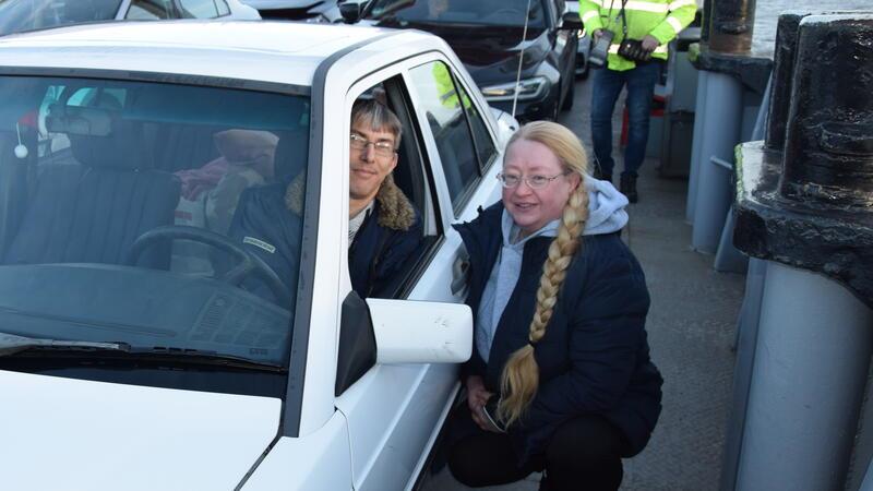 Auf 1.700 Kilometer langer Reise von Cuxhaven nach Trondheim (Norwegen): Friedhelm Schön und Elke Ollhoff an ihrem 36 Jahre alten Mercedes auf der Elbfähre in Richtung Glückstadt.