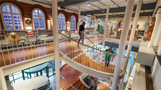 Ein Besucher betrachtet im Deutschen Zollmuseum in der Hamburger Speicherstadt ausgestellte Exponate.