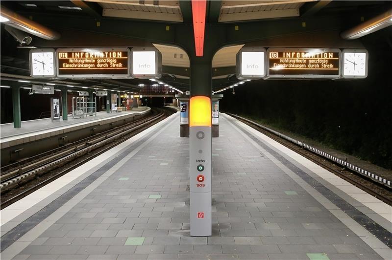 Auf Anzeigetafeln am menschenleeren U-Bahnhof Kellinghusenstraße wird auf den Warnstreik im öffentlichen Dienst hingewiesen. Betroffen sind die U-Bahnlinien und auch Busverbindungen. Foto: Marks/dpa